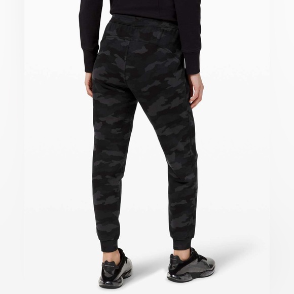 Lululemon Scuba High Rise Jogger Fleece 28” in Heritage 365 Camo Size 4 - Picture 2 of 8
